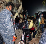 Rescatistas bolivianos recuperan cuerpos y suma 1.900 el número de muertos tras el terremoto en Venezuela