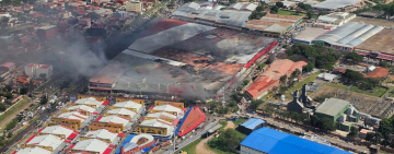 Defensa Civil activa medios aéreos y terrestres para controlar el incendio en Feria Barrio Lindo