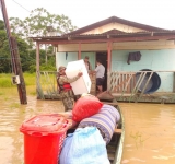 Marinos evacuan a familias por desborde del Río Tahuamanu en Pando