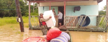 Marinos evacuan a familias por desborde del Río Tahuamanu en Pando