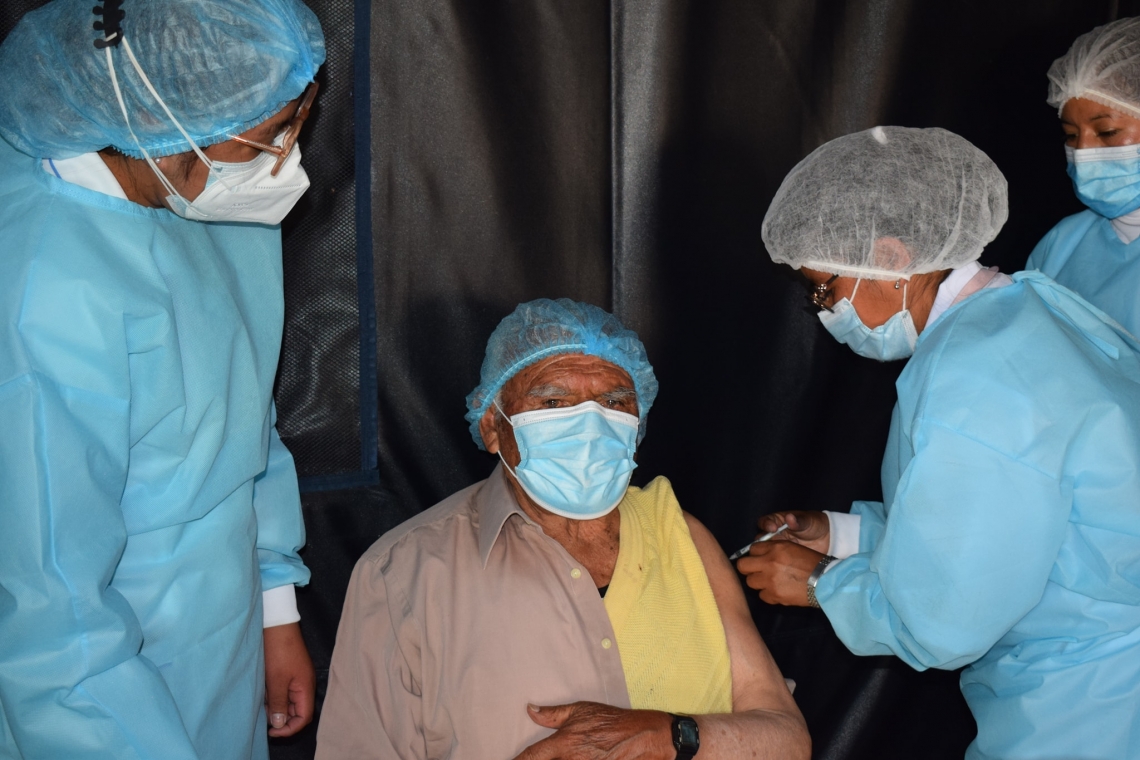 Enfermos renales y con cáncer reciben vacuna contra la Covid-19