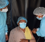 Enfermos renales y con cáncer reciben vacuna contra la Covid-19