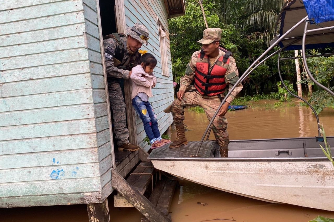 Marinos socorren a damnificados por riada en Pando