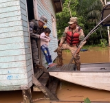 Marinos socorren a damnificados por riada en Pando