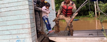 Marinos socorren a damnificados por riada en Pando