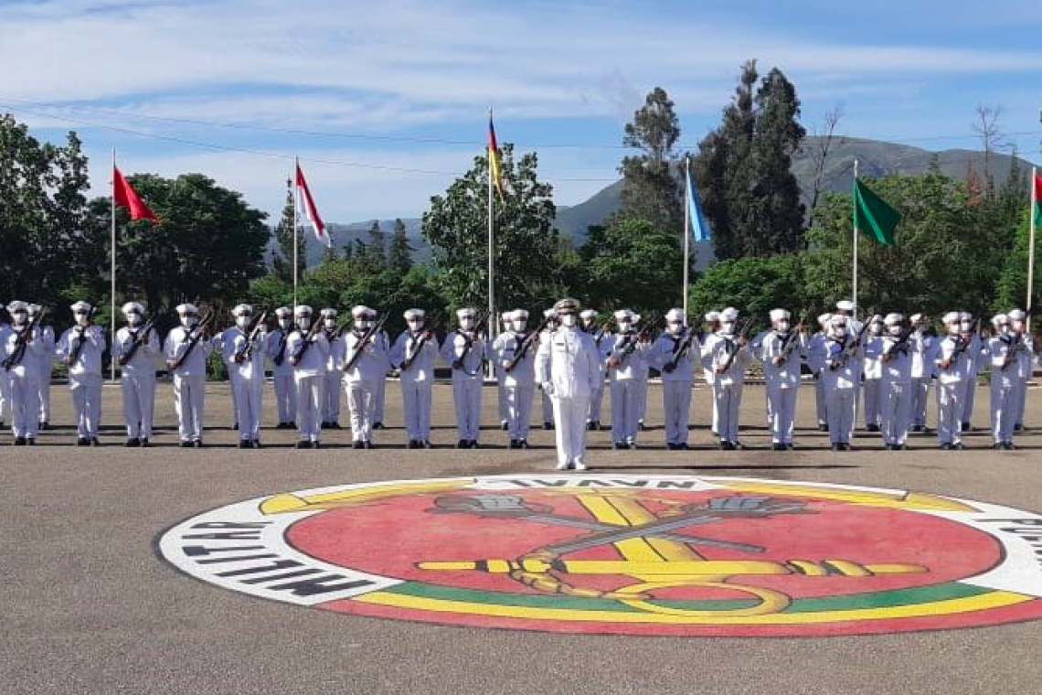 Izan la Tricolor Nacional en las unidades navales en el mes del MAR