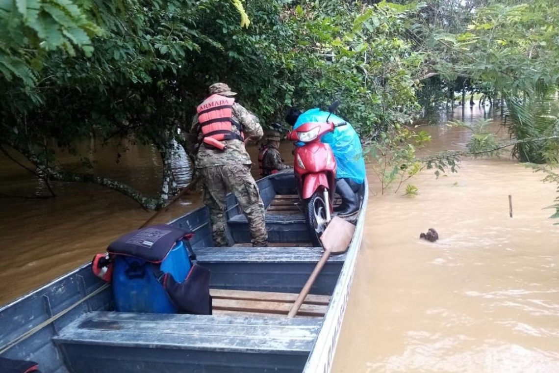 Navales rescatan a familia de inundación causada por desborde del Río Tahuamanu” en Cachuelita