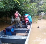 Navales rescatan a familia de inundación causada por desborde del Río Tahuamanu” en Cachuelita