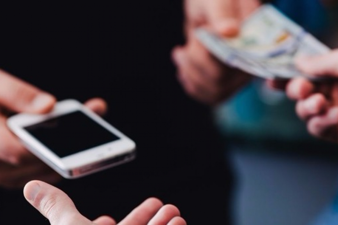 Se hizo “pasar” por policía  para robar celulares