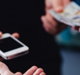 Se hizo “pasar” por policía  para robar celulares