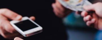 Se hizo “pasar” por policía  para robar celulares