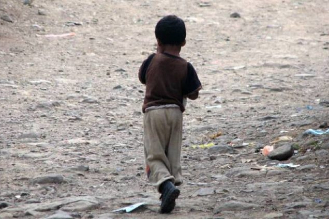 Rescatan a niño de tres años abandonado por su madre