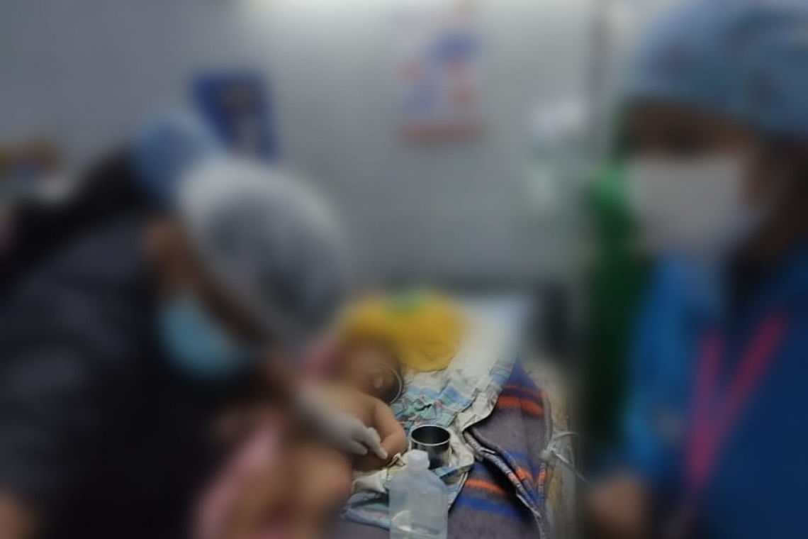 Bebé presenta quemaduras en su cuerpo tras caer a una olla con agua hirviendo