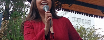 Esther Marisol le cantó a Oruro en la plaza 10 de Febrero 