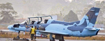 Avión de la FAB se estrella a una casa en Sacaba y muere una mujer