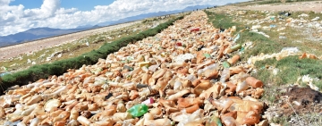 Pese a la contaminación por plástico  el corazón del lago Uru Uru “aún late”