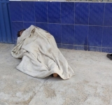 Lo asesinaron al interior de un domicilio  y lo abandonaron en plena vía pública