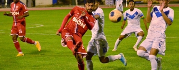 San José regala el triunfo a un Royal Pari que aprovechó los errores