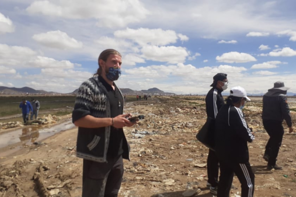 Activista francés Alexis Dessard se une a la campaña de limpieza del lago Uru Uru
