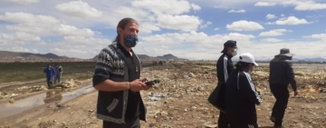 Activista francés Alexis Dessard se une a la campaña de limpieza del lago Uru Uru