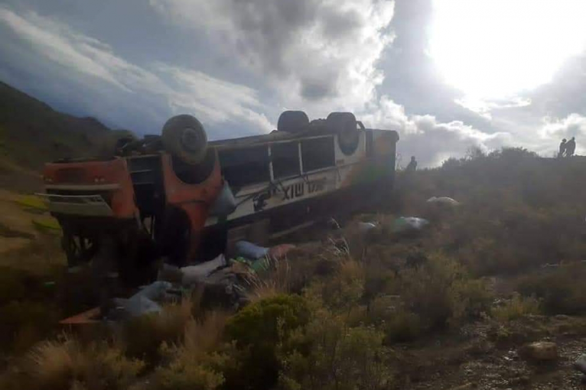 13 personas resultaron heridas tras el embarrancamiento de un bus en el Norte de Potosí