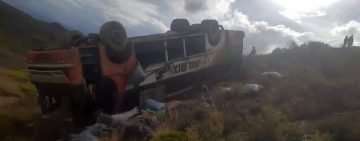 13 personas resultaron heridas tras el embarrancamiento de un bus en el Norte de Potosí