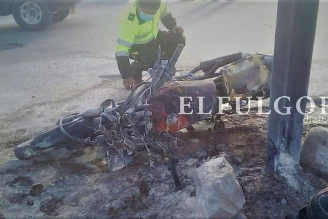 Colisión entre una motocicleta y un minibús deja a una persona herida y daños materiales