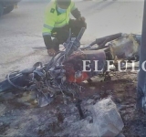 Colisión entre una motocicleta y un minibús deja a una persona herida y daños materiales