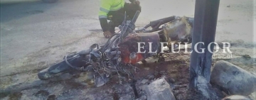 Colisión entre una motocicleta y un minibús deja a una persona herida y daños materiales