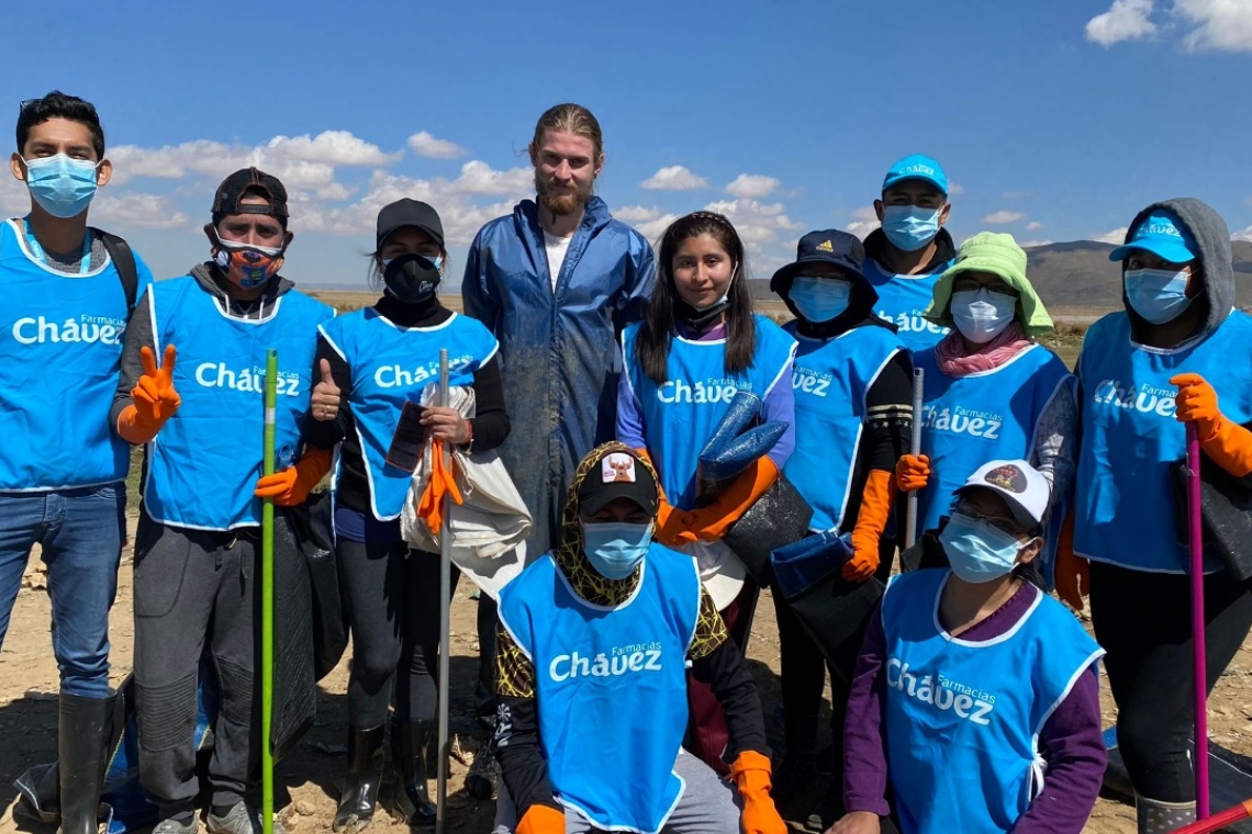 Farmacias Chávez se une a la limpieza masiva  del Lago Uru Uru