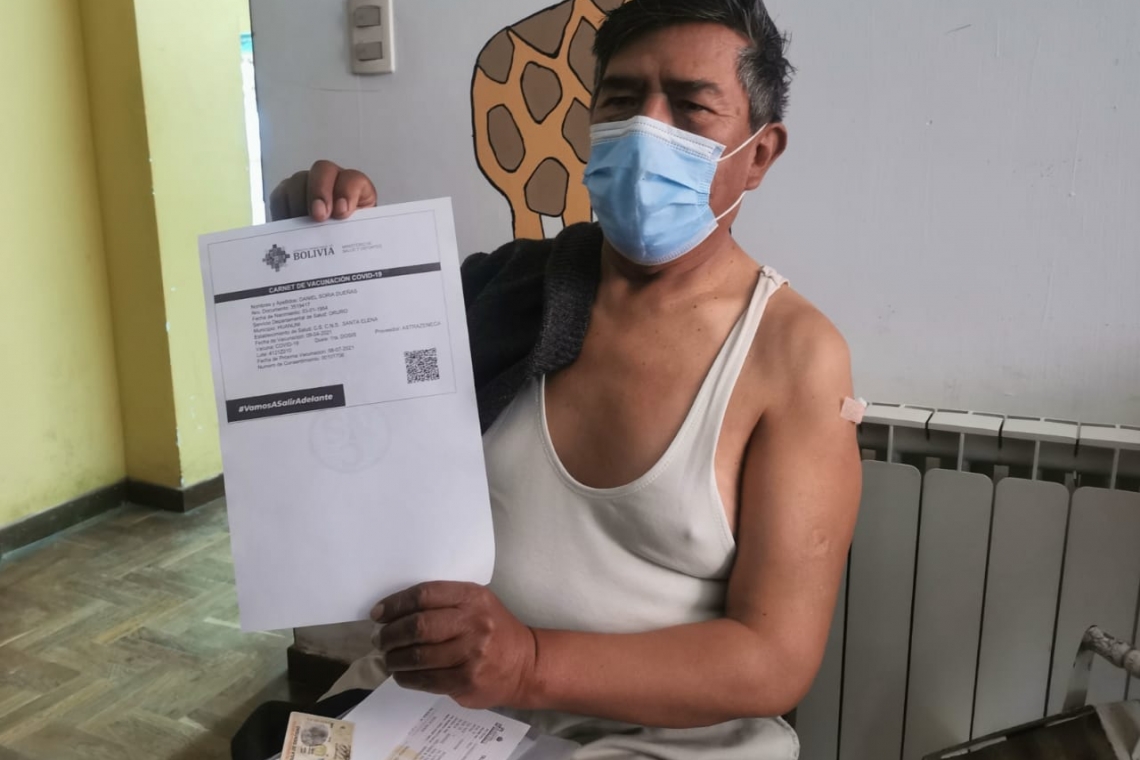 CNS vacuna a 240 adultos mayores contra el Covid-19 en Huanuni 