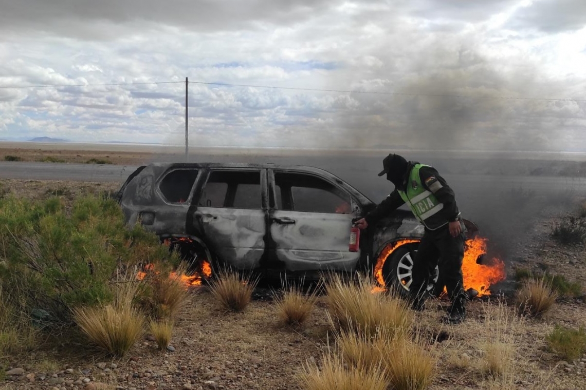 Encuentran un vehículo sin placas incinerándose en la carretera Huari-Uyuni 