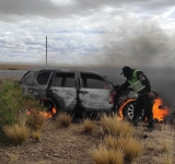 Encuentran un vehículo sin placas incinerándose en la carretera Huari-Uyuni 