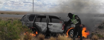 Encuentran un vehículo sin placas incinerándose en la carretera Huari-Uyuni 
