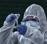 Adultos mayores andan largas distancias para vacunarse por falta de información 