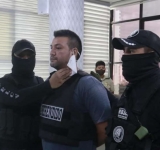 Policía captura a médico por brutal golpiza a su hijastro de 11 años en Santa Cruz