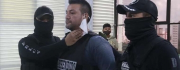 Policía captura a médico por brutal golpiza a su hijastro de 11 años en Santa Cruz