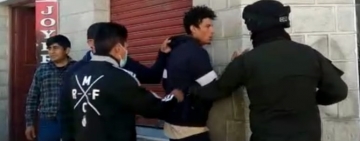 Sujeto intenta robar una  joyería a plena luz del día