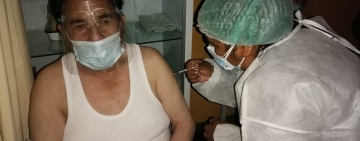 Luego de vacunar contra la Covid-19 a 1.300 adultos mayores, CNS espera nuevas dosis