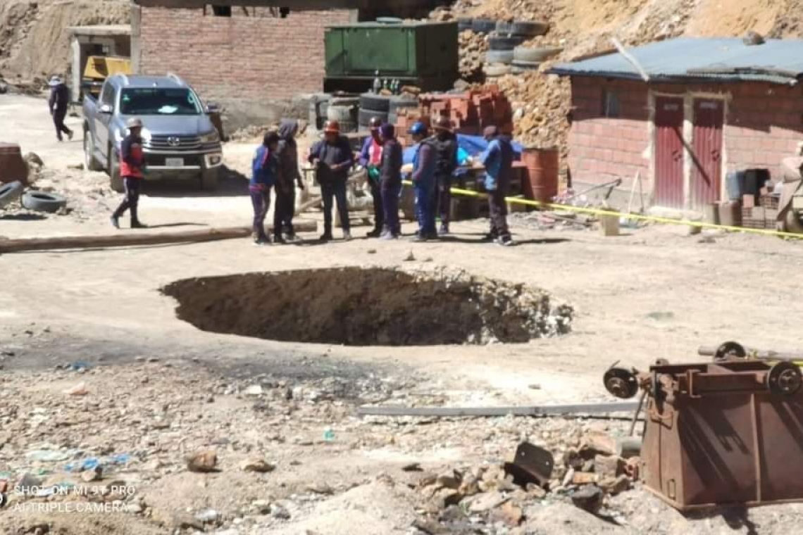 Camión con 3 personas a bordo cae en un  hoyo en el sector de Porco, una está desaparecida 