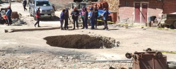 Camión con 3 personas a bordo cae en un  hoyo en el sector de Porco, una está desaparecida 