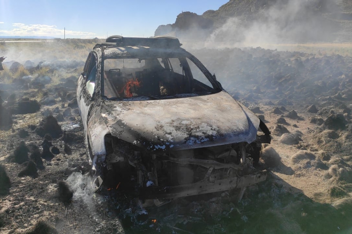 Vagoneta sale expulsada de la  vía y termina incinerándose