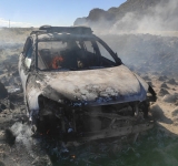 Vagoneta sale expulsada de la  vía y termina incinerándose