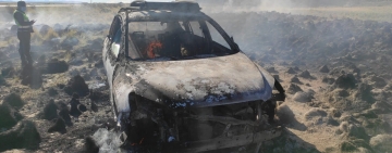 Vagoneta sale expulsada de la  vía y termina incinerándose