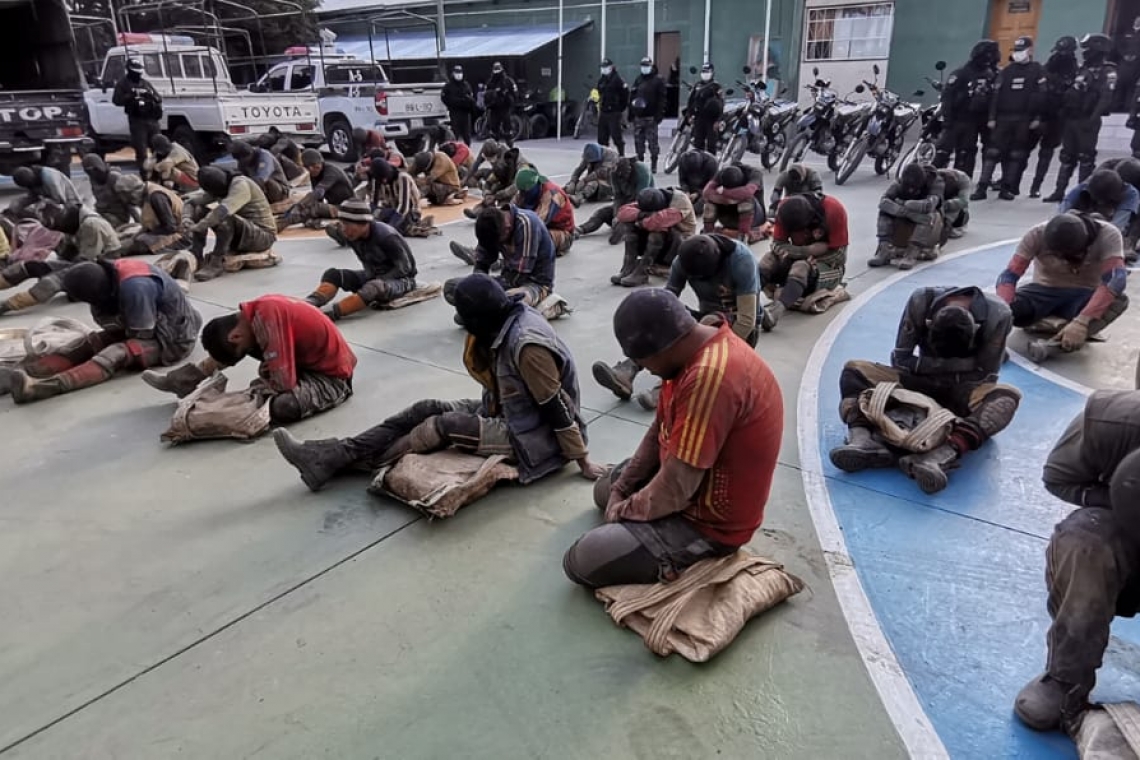 Capturan a 51 “jucus” en posesión de  mineral al interior de la mina de Huanuni
