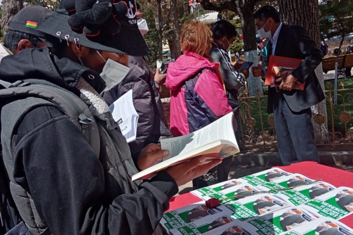 Escueta celebración del Día del Libro con reducida actividad en la plaza