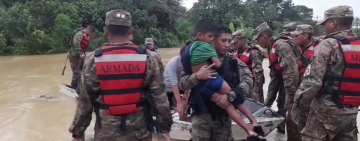 Navales rescatan a familias del desborde de ríos en Puerto Villarroel