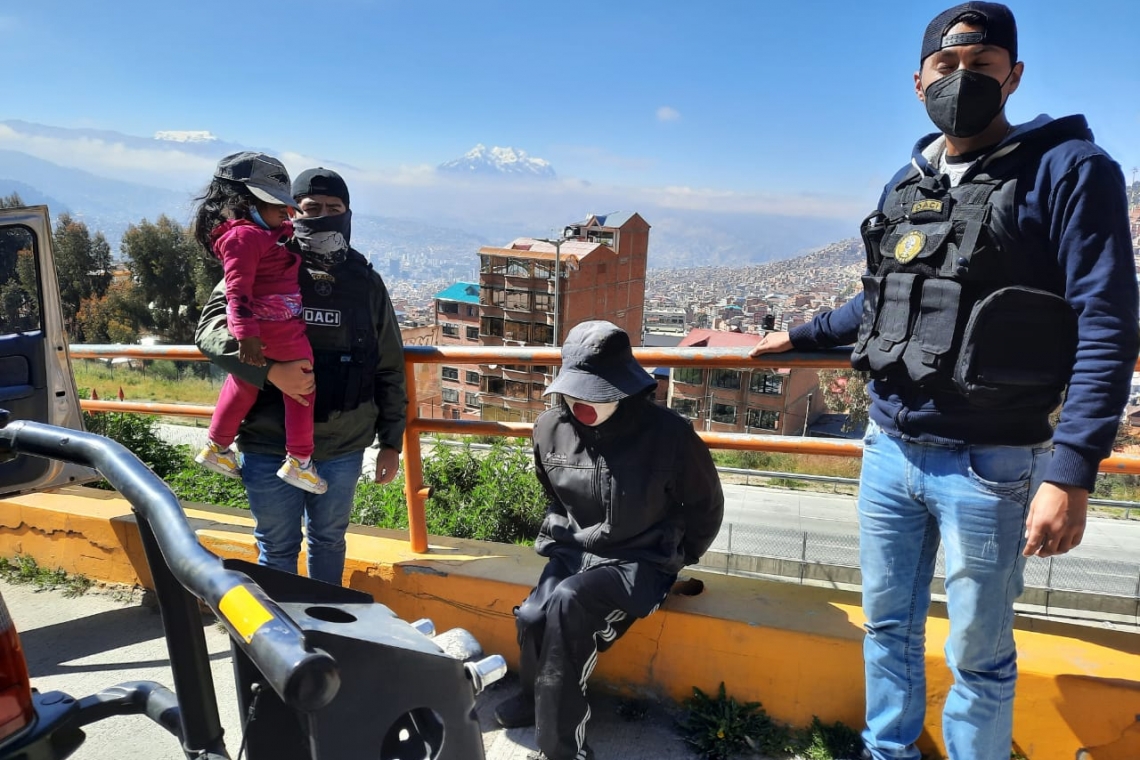 Policía rescata a niña de 4 años, plagiada por un sujeto en El Alto