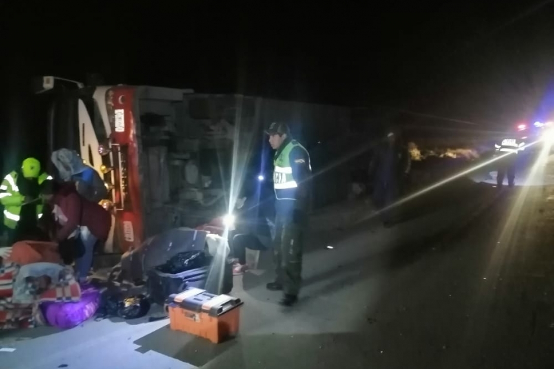 2 personas mueren y 15 resultan heridas tras el  vuelco de un bus en la carretera Potosí-Challapata