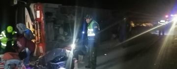 2 personas mueren y 15 resultan heridas tras el  vuelco de un bus en la carretera Potosí-Challapata